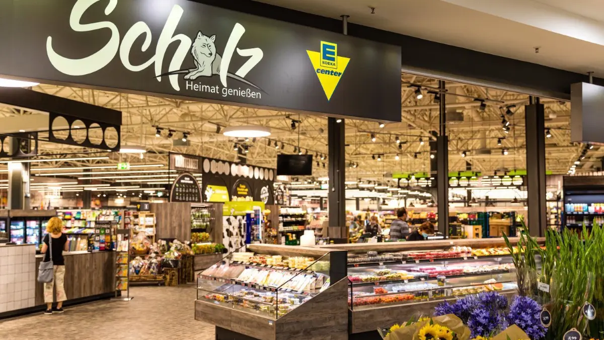 Der Edeka-Markt Scholz im TKC-Einkaufszentrum präsentiert sich seit dem 22. Juli in neuem Gewand.
30.07.2021, Brandenburg, Cottbus: Eingang zum Edeka-Markt Scholz im TKC-Einkaufszentrum. Der Markt wurde am 22.07.2021 nach Umbau neueröffnet.
Foto: Frank Hammerschmidt