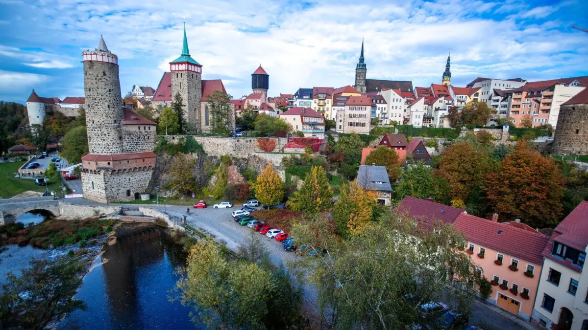 Bautzen: Blick auf die Altstadt mit der Alten Wasserkunst (unten) und der Michaeliskirche.