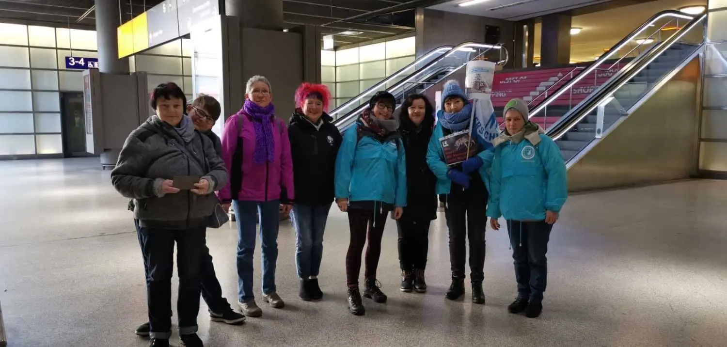 Sie sind zumeist in Tierschutzvereinen in Herzberg und Finsterwalde integriert, diese acht Teilnehmer aus Elbe-Elster an der Tierschutzdemo im Rahmen der Grünen Woche in Berlin.