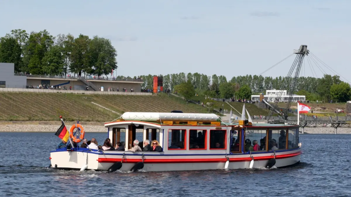 Das Fahrgastschiff Wilde Ilse fährt auf dem Großräschener See.⇥
Großräschen.1. Großräschener SeeFest.Seenland aus Bergmannshand.Fahrgastschiff "Wilde Ilse"