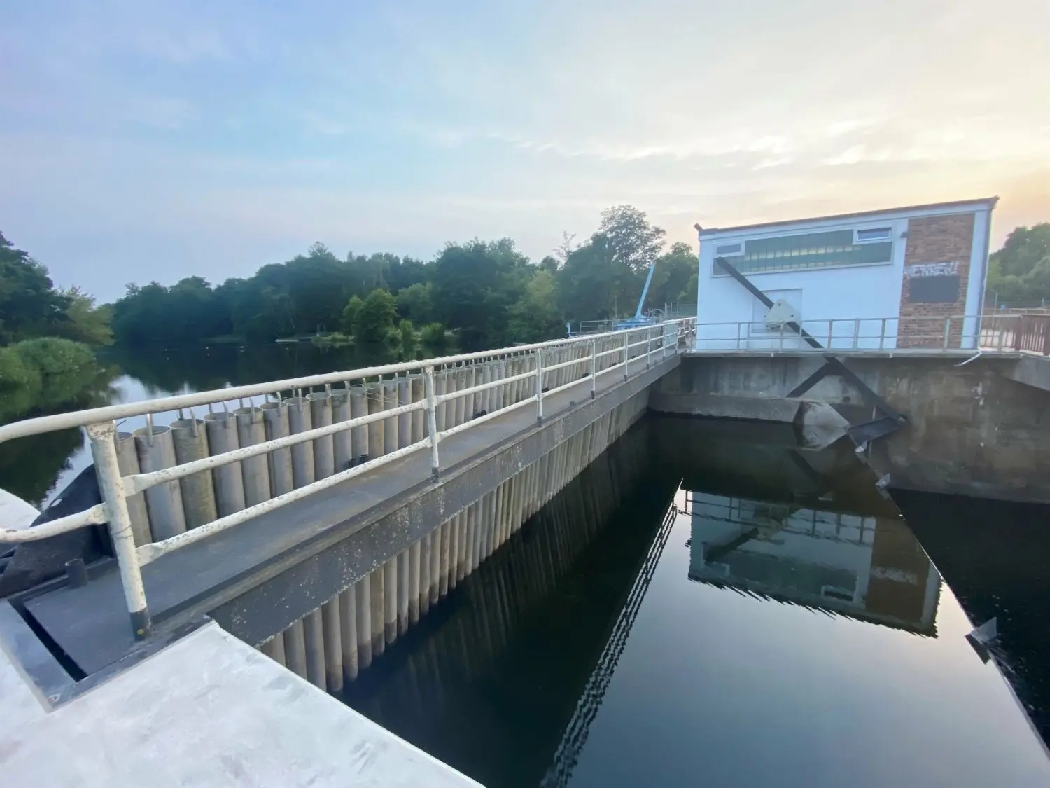 Das rechte Wehrfeld ist abgesperrt.