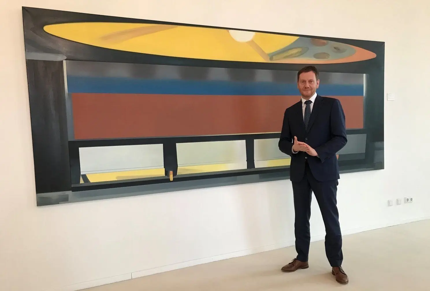 Ministerpräsident Michael Kretschmer (CDU) in seinem Büro in der Dresdener Staatskanzlei. „Lobby II“ hat der Maler Martin Borowski (geb. 1970) sein Öl-Gemälde aus dem Jahr 2002 genannt. Kretschmer selbst sieht darin eher das futuristische Cockpit eines Raumschiffs: Captain Kretschmer auf der Brücke.