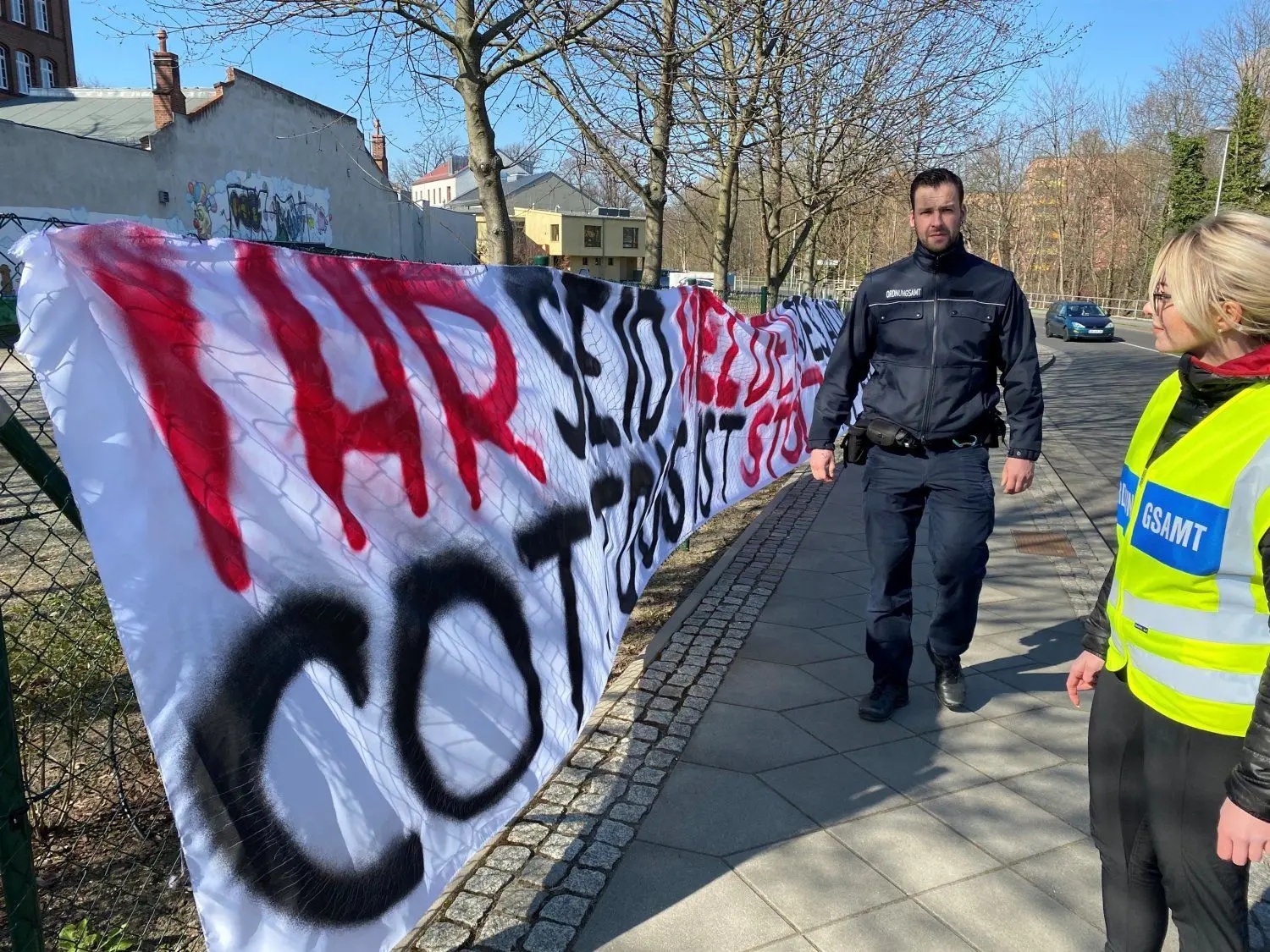 Ordnungsamt auf Streife:Tony Welzel und Michelle Marschall (v.l.) inspizieren ein Banner, dass an der Kreuzung Zimmerstraße und Sandower Hauptstraße angebracht worden ist. Es trägt die Aufschrift: Ihr seid Helden des Alltags. Cottbus ist solz auf Euch!" Tr