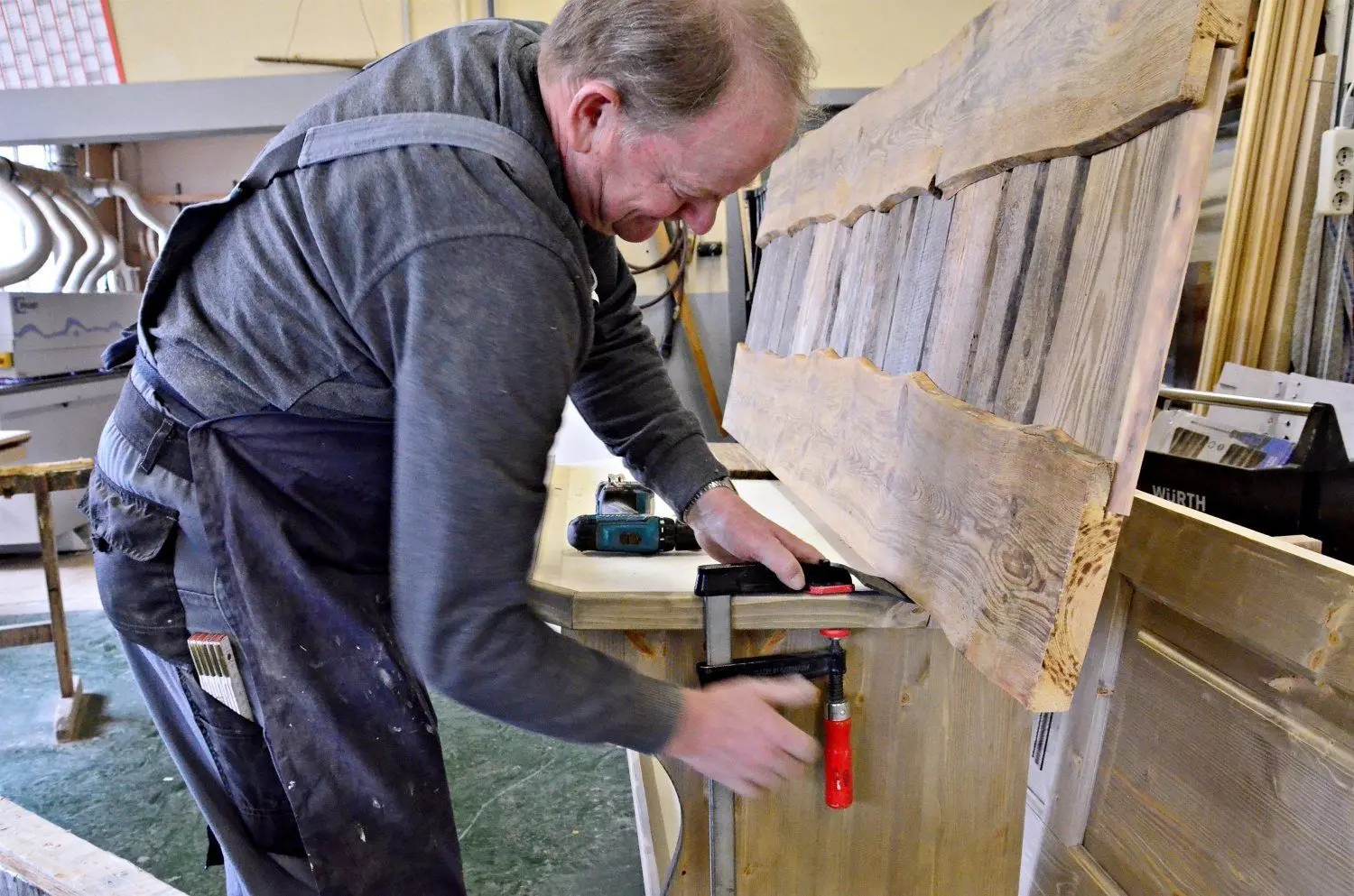 Tischler Volker Höhne lebt fürs Holz und arbeitet an Sitzbänken für ein Restaurant im „Sonnenhof“ Großkoschen