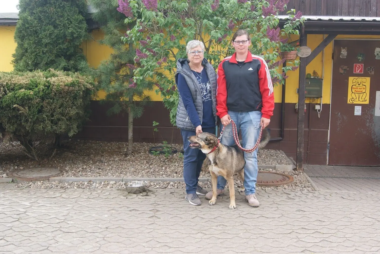 Kerstin Martin (l.) und Laura Buder mit Hund Sheila.