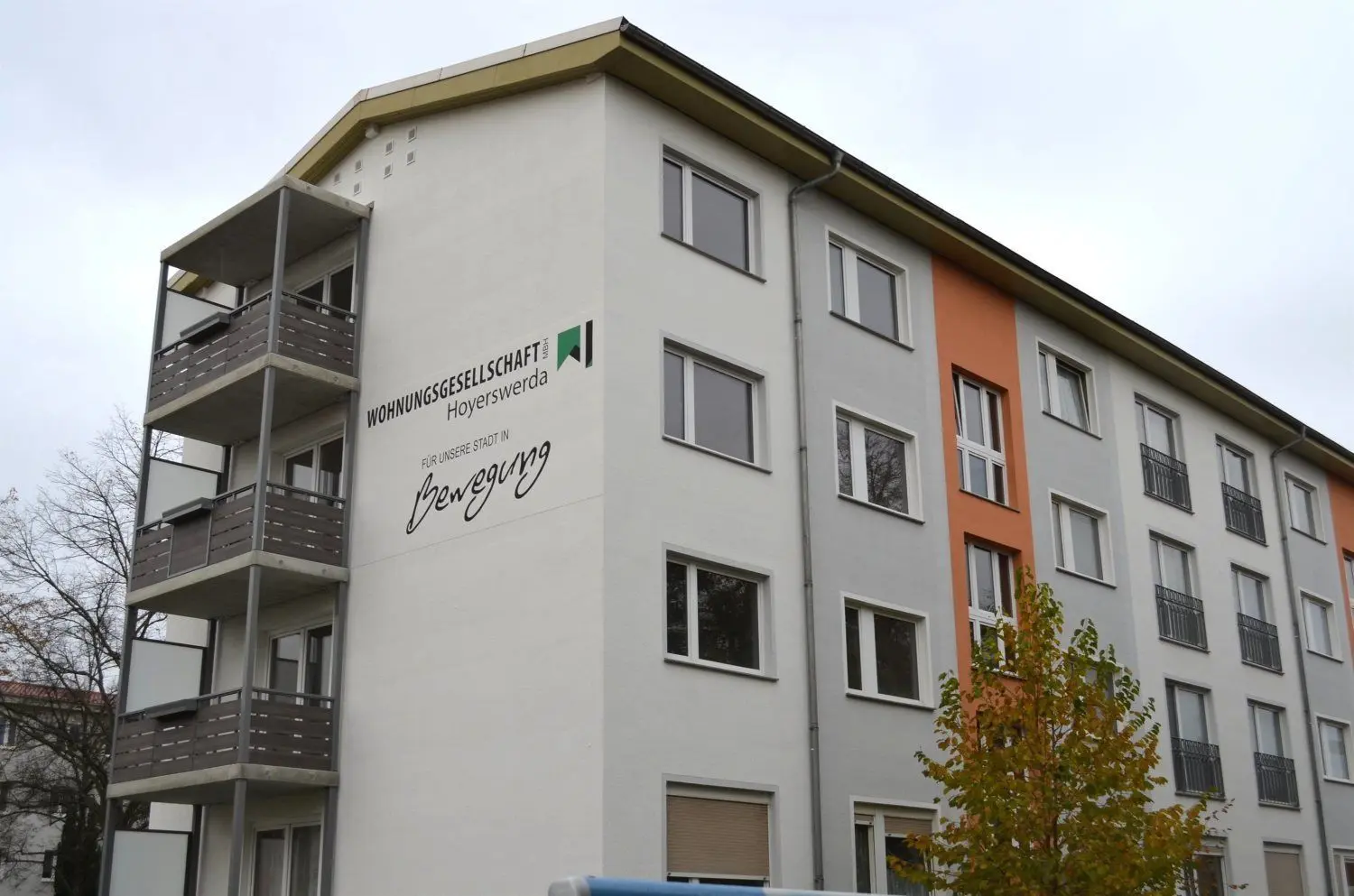 Ein Stückchen Eigenwerbung muss sein. Mit der Sanierung des Hauses Bautzener Allee 77 bis 81 in Hoyerswerda hat das Gebäude auch ein Logo der Wohnungsgesellschaft erhalten.