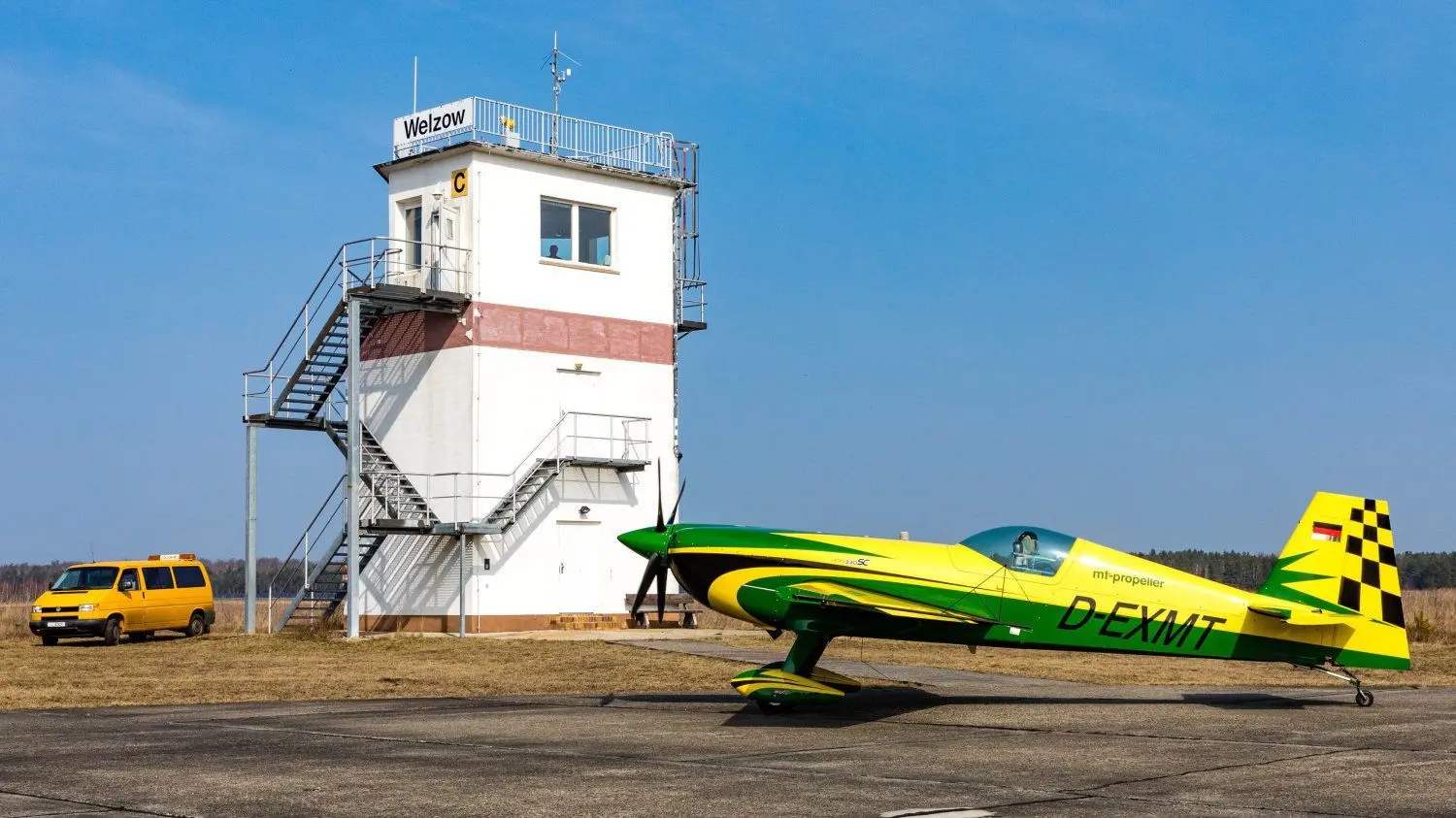 Ein Sportflugzeug fährt am Tower des Verkehrslandesplatzes Welzw vorbei. Nach wie vor ist nicht geklärt, ob aus Welzows Flugplatz ein Katastrophenschutzzentrum wird.
