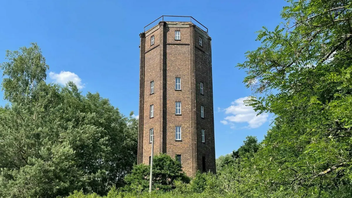 Der Musiker und YouTuber Fynn Kliemann hat den Gubener Wasserturm im Sommer 2021 gekauft.
Der Musiker und YouTuber Fynn Kliemann hat den Gubener Wasserturm gekauft. Welche Pläne er hat, ist noch unklar.
