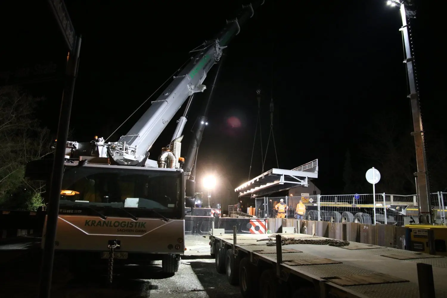 27 Meter lang und rund 3,5 Meter breit ist eins der drei Teile für die Behelfsbrücke.
