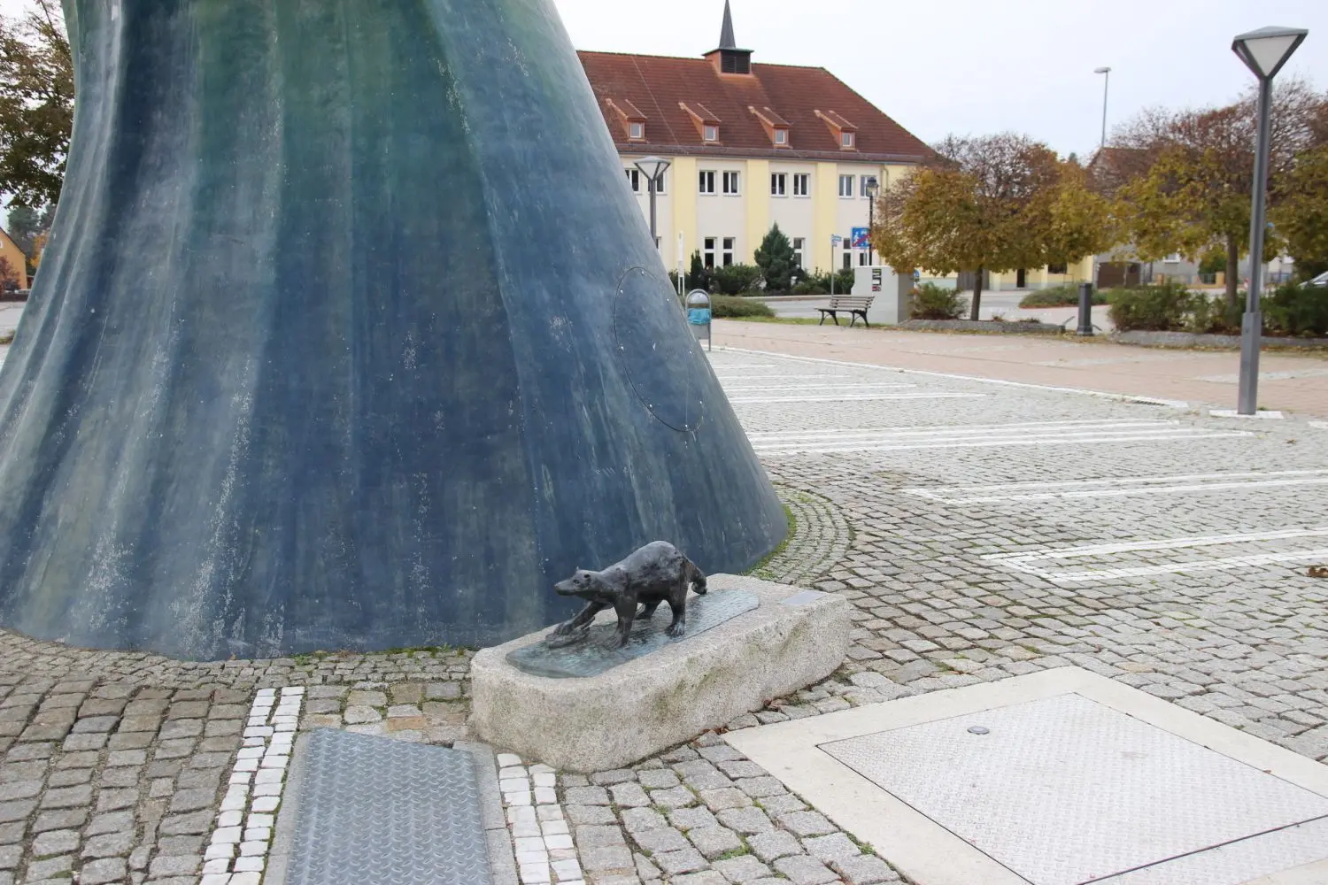 Auch der bronzene Fischotter an der Welle vor dem Schwarzheider Wasserturm stammt aus den Händen von Hans-Peter Mudraschk.