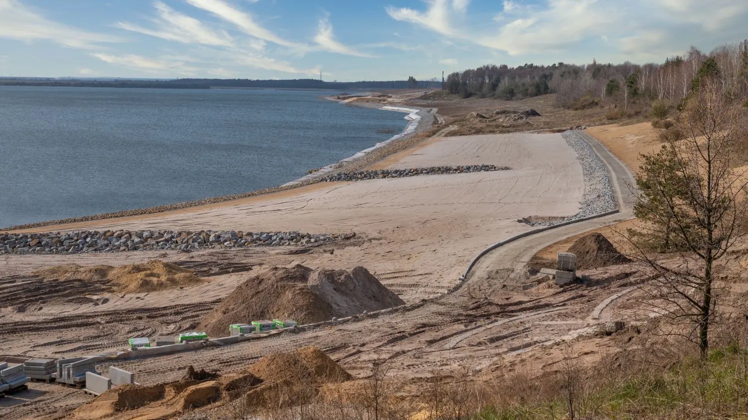 Der Strand am Sedlitzer See nimmt immer mehr seine künftigen Konturen an.