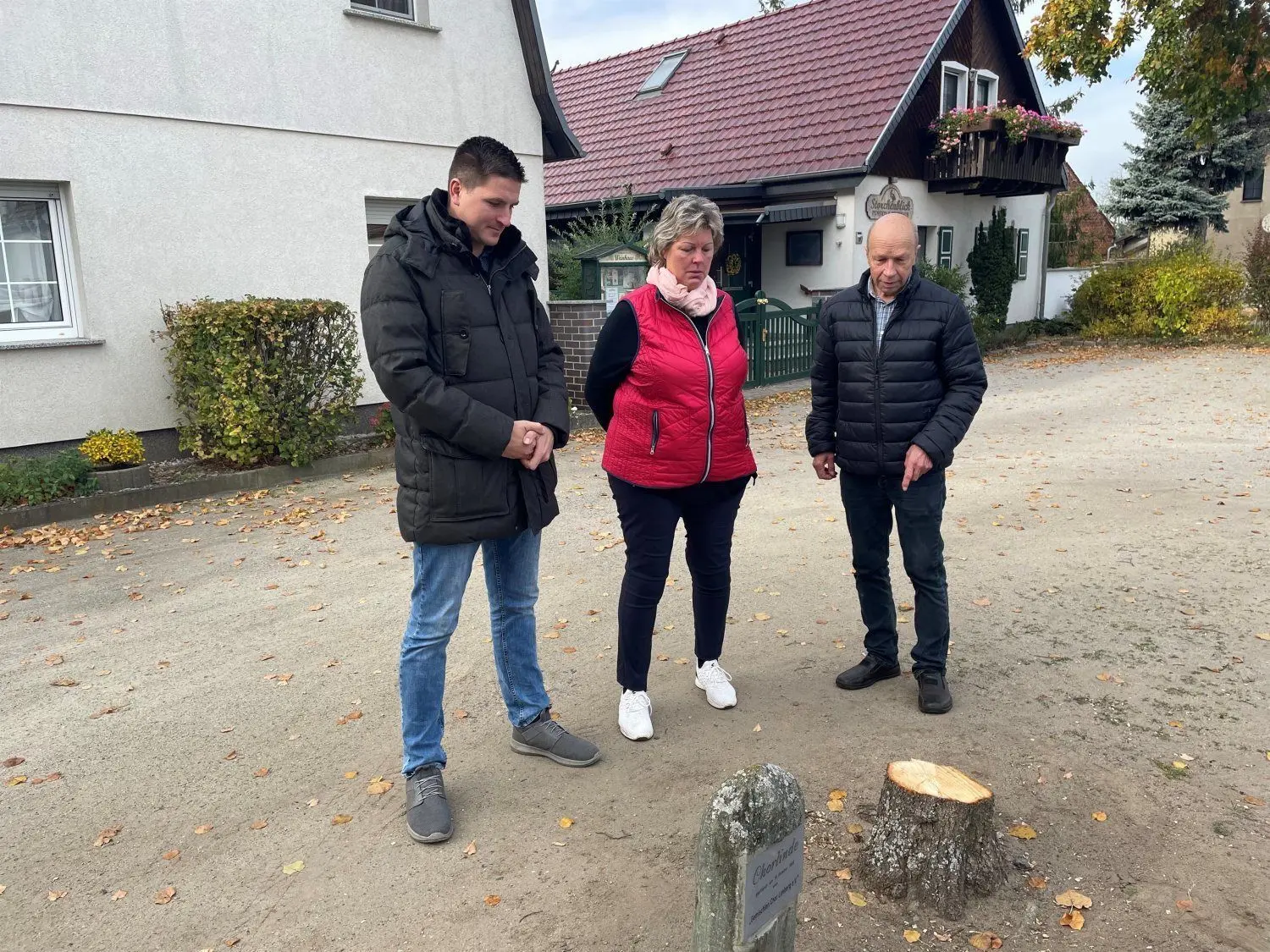 Alexander Nerlich (links), Cornelia Lippmann-Nehrlich und Artur Buder können kaum fassen, dass der Baum gefällt wurde.