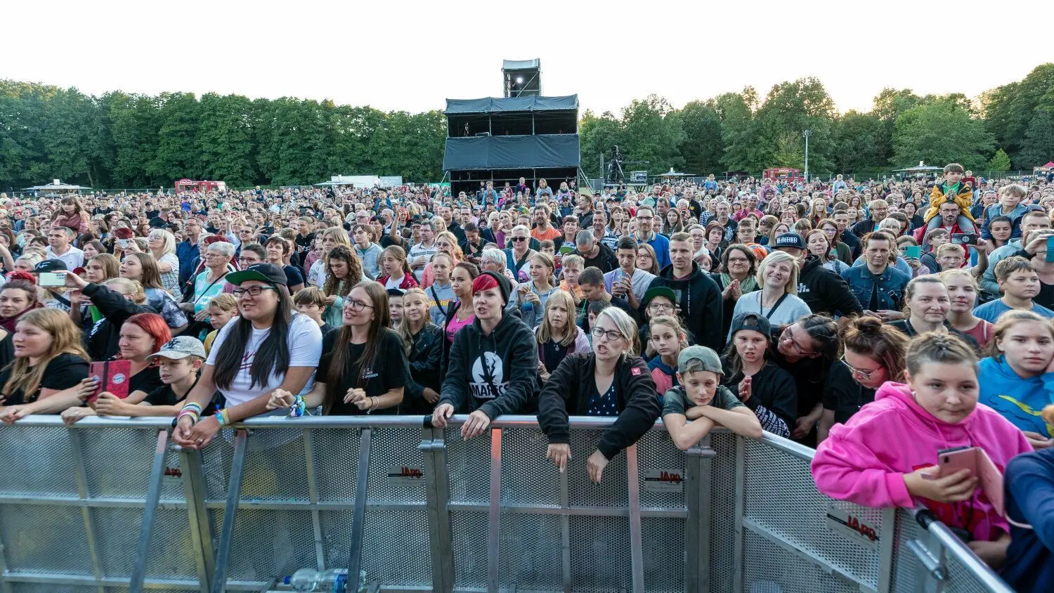 Die Fans von Mark Forster im Cottbuser Publikum sind textsicher.