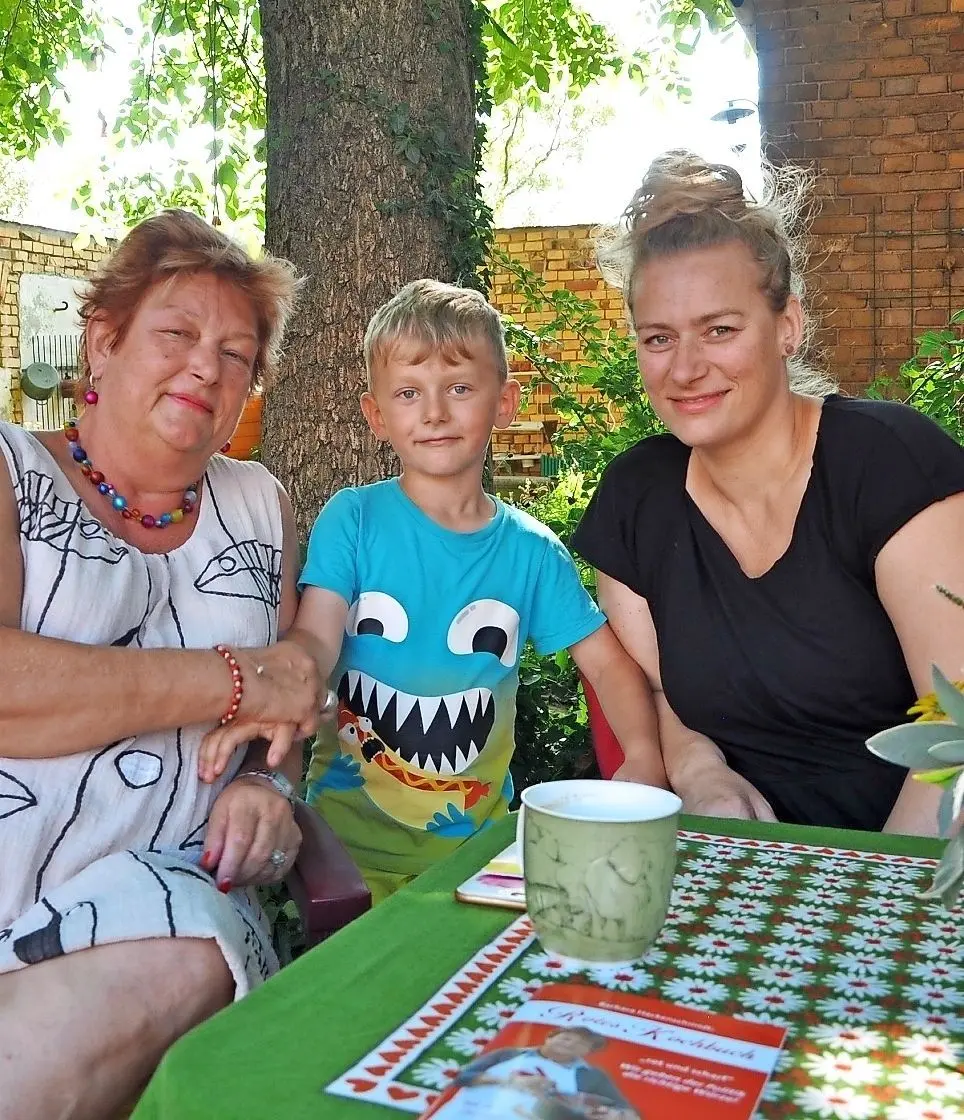 Die SPD-Landtagsabgeordnete Barbara Hackenschmidt (64) mit ihrer Tochter Sabine (39) und Enkel Max (4) am Wahltag unterm Nussbaum auf ihrem Grundstück.