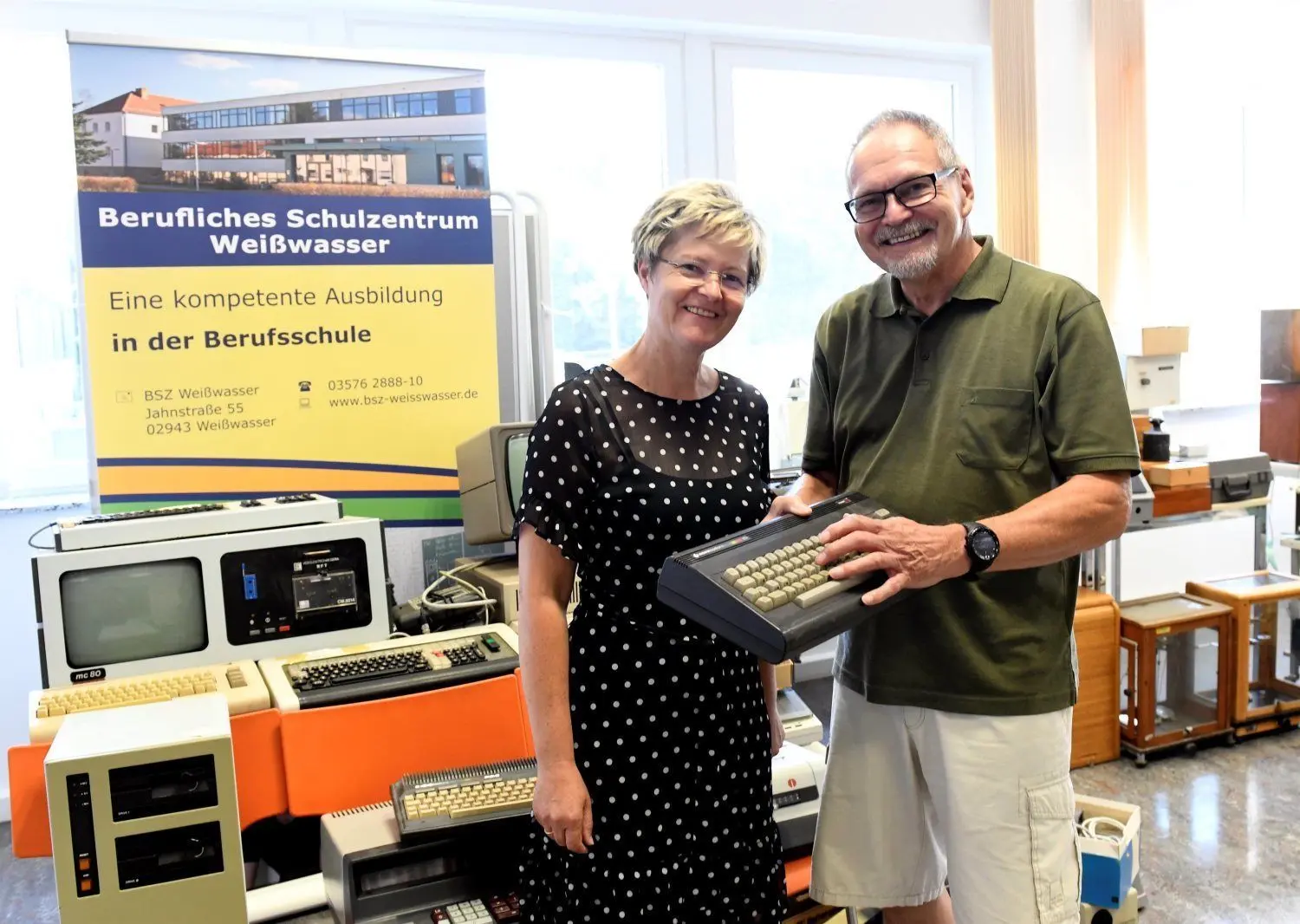 Wolfgang Kunde, Vereinsvorsitzender vom Konrad Zuse Forum Hoyerswerda, freut sich über die Spenden vom Berufsschulzentrum aus Weißwasser. Leiterin Petra Weidner ist froh, dass die Geräte ein neues Zuhause finden.
