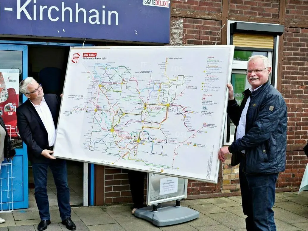 Holger Dehnert (l.), hier im Bild mit Doberlug-Kirchhains Bürgermeister Bodo Broszinski (r.), ist der Geschäftsführer des ÖPNV-Dienstleisters Verkehrsmanagement Elbe-Elster.
