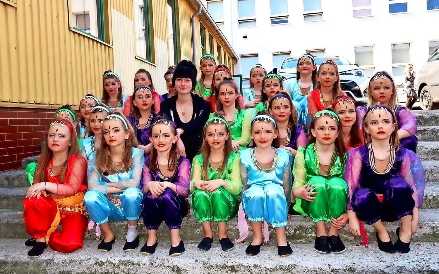 Fertig kostümiert warten die Rainbow Kids und ihre Trainerin Lara Helbig auf den Auftritt in Zary. Beim Training mit den jungen Tänzerinnen hilft außerdem Janine Schönl.⇥