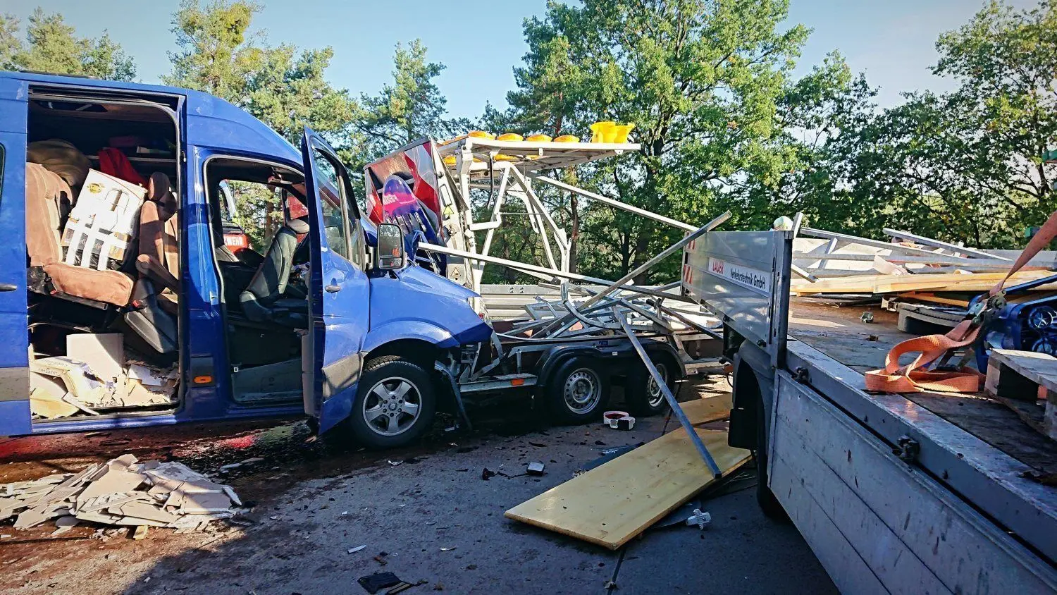 Ein Kleintransporter rammte auf der Autobahn 15 zwischen Boblitz und Vetschau einen Schilderwagen.
