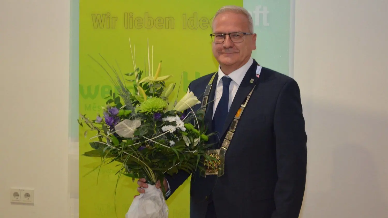 Blumen für den neuen Rathaus-Chef: Torsten Ruban-Zeh (57) bis 2027 Oberbürgermeister in Hoyerswerda.