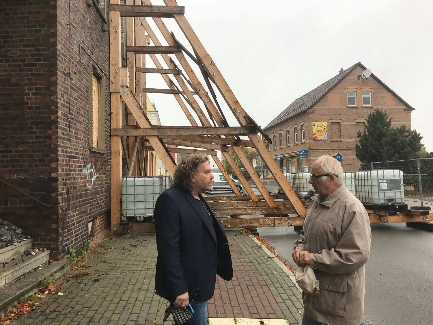 Peter Sievers (r.) im Gespräch mit Weißwassers Oberbürgermeister Torsten Pötzsch zur Zukunft des Volkshauses.