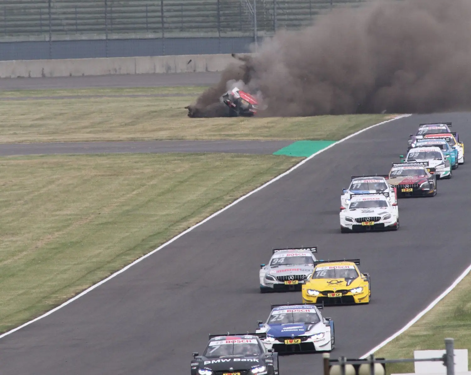 Ein Horrorunfall schockierte die Zuschauer im Mai 2018 auf dem Lausitzring. Audi-Pilot René Rast blieb allerdings unverletzt.
