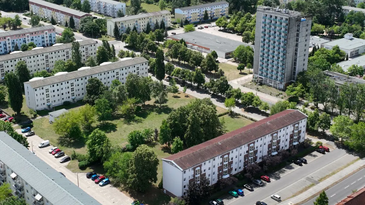Blick in den Gubener Wohnkomplex II an der Friedrich-Schiller-Straße. Das Wohngebiet hat sein Aussehen durch den Abriss von Wohnblöcken in den letzten Jahren sichtbar verändert.
Luftaufnahme vom 16. Juli 2023
Stadt Guben
Wohngebiet Obersprucke, Hotel-Hochhaus, Friedrich Schiller-Strasse