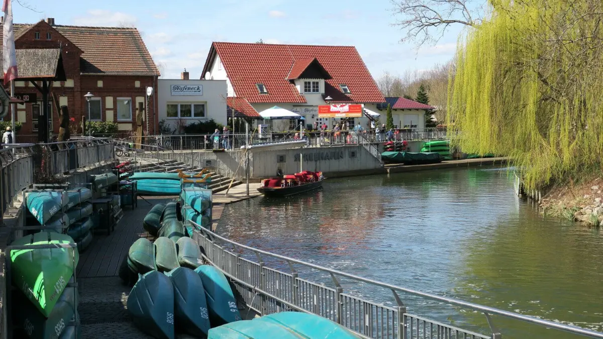 Auf frühlingshaftes Wetter zu Ostern hoffen die touristischen Anbieter im Kurort Burg im Spreewald. Kähne und Paddelboote liegen bereit. (Archivfoto)
Auch unter Corona-Bedingungen waren am Ostersonntag bei freundlichem Frühlingswetter Einheimische und Gäste im Spreehafen in Burg unterwegs. Kahnfahrten sind derzeit auf Grund der Corona-Beschränkungen noch nicht möglich.