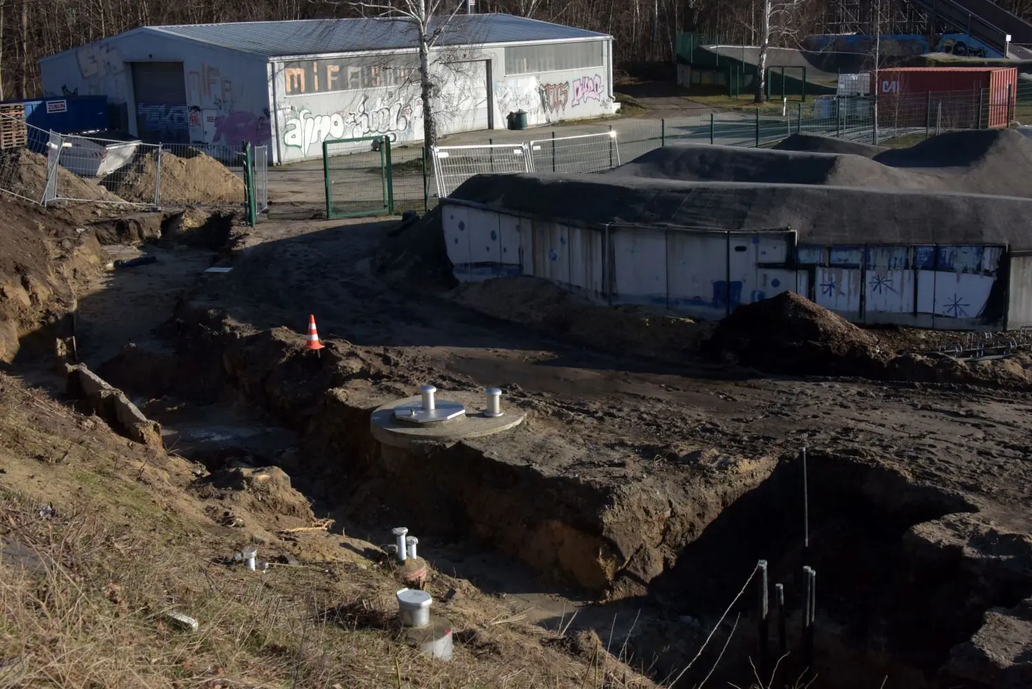 Für rund sechs Kilometer Leitungen sind Schächte ausgehoben. Alle Rohre werden zu den Sanierungsanlagen in weißen Gebäude und mehreren Containern führen. Letztere werden noch aufgebaut.