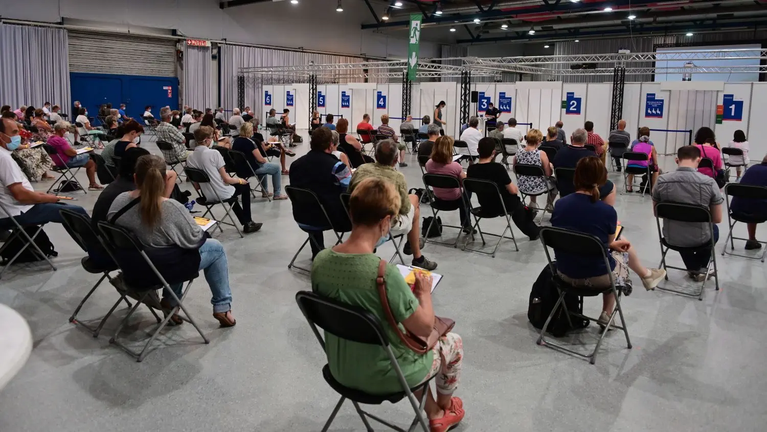 Der Ansturm auf das Cottbuser Impfzentrum ist am Impftag ohne Termin groß. Es sorgt aber auch für Frust in der Wartschlange vor der Messehalle.