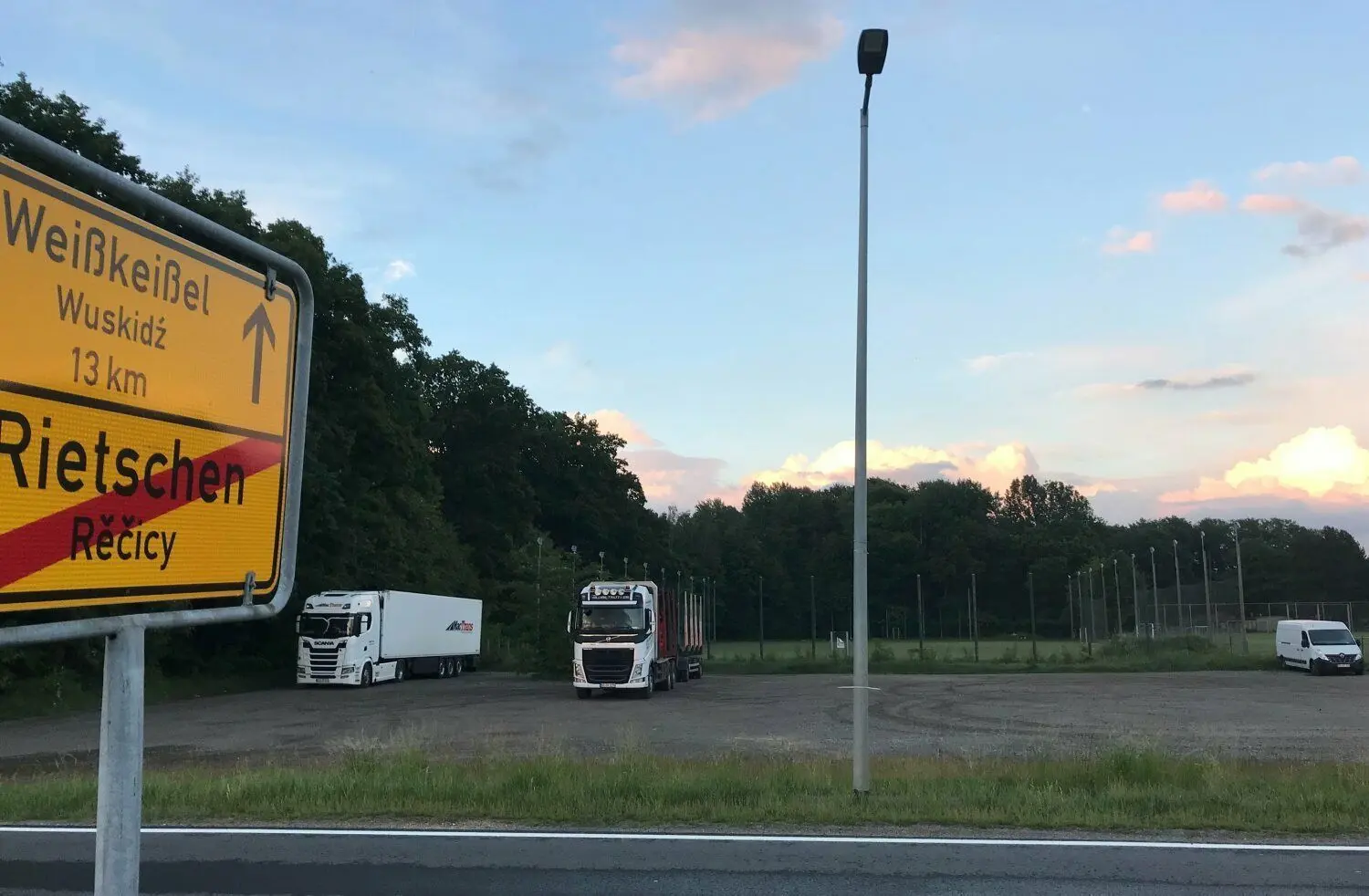 Die Fläche an der B 115 am Ortseingang in Rietschen stellt die Gemeinde bislang kostenlos für Lkw-Fahrer zur Verfügung. Hier eine Solaranlage über die Brummis zu bauen, hat der Gemeinderat abgelehnt.
