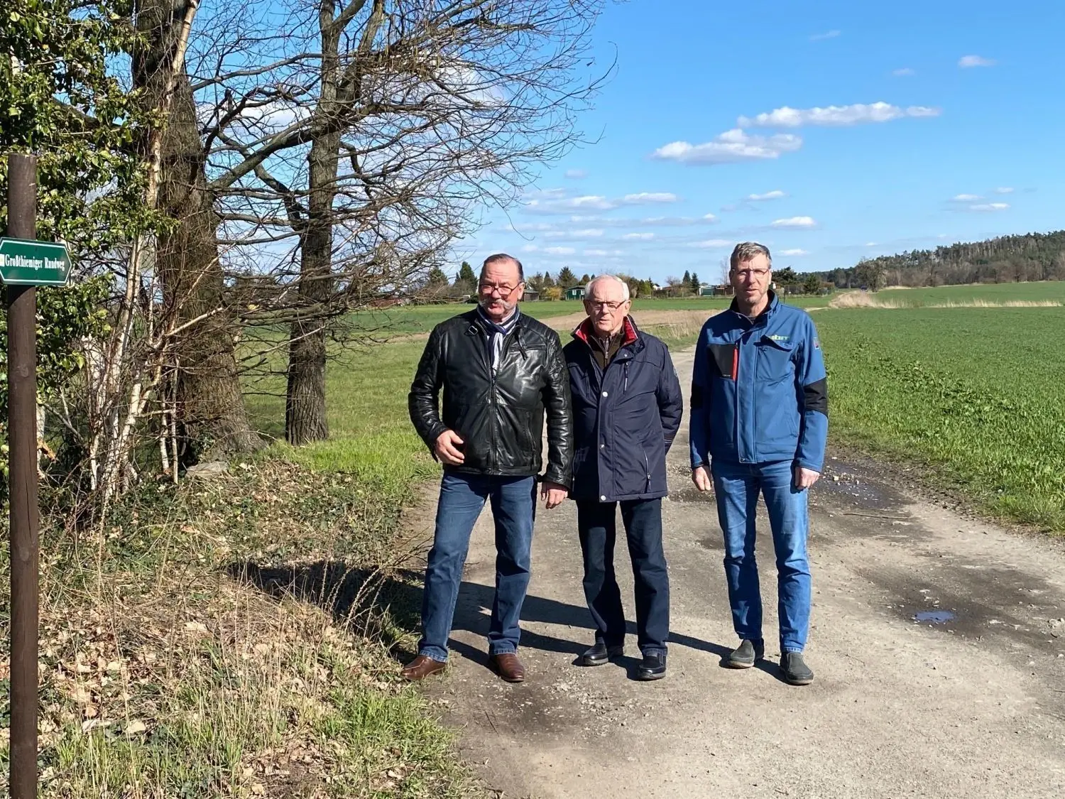 Mit Georg Rimke (M.) und Andreas Klemm (l.) hatten sich bereits zwei ehemalige Bürgermeister von Großthiemig um den Radweg nach Großkmehlen bemüht. Erst ihr Nachfolger Heiko Imhof hatte Erfolg.