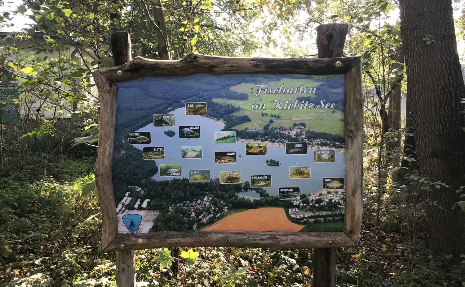 Informationstafeln rund um den See informieren die Besucher beispielsweise  über die Fauna des Gewässers.