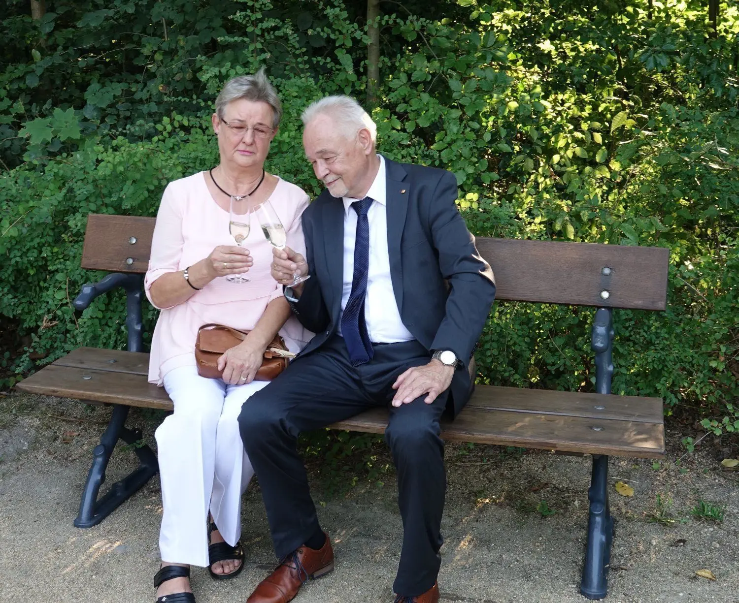 Andreas Bänder stößt mit seiner Frau Ursula auf seiner Ruhestandsbank an.