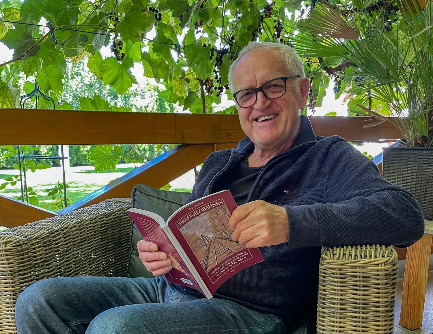 Autor und Fotograf Peter Becker aus Raddusch bringt sein nächstes Buch heraus. Es heißt „Spreewaldbahnen“.