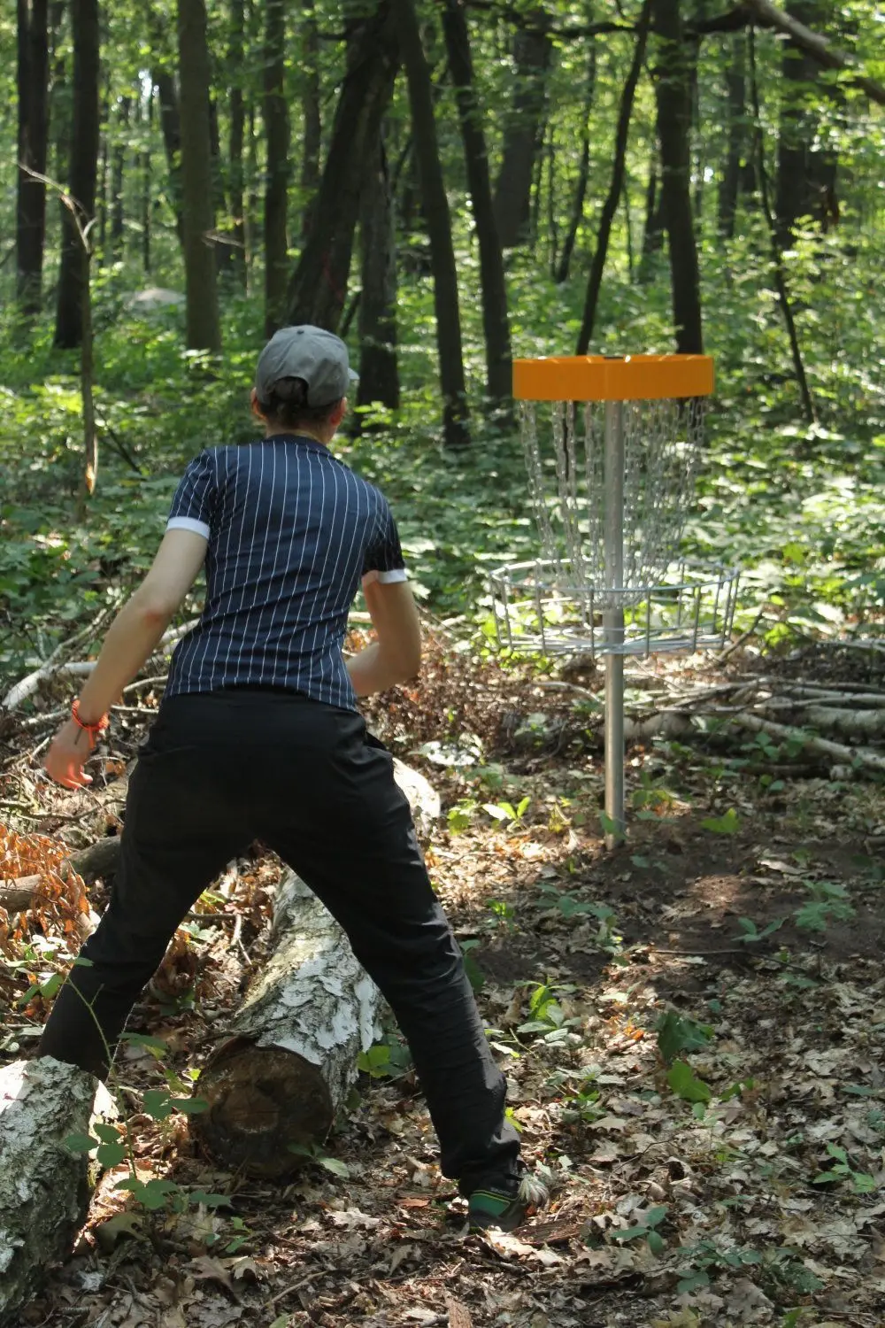 Disc-Golf, das beste Spiel der Welt, steht auf dem Hocker eines Teilnehmers.