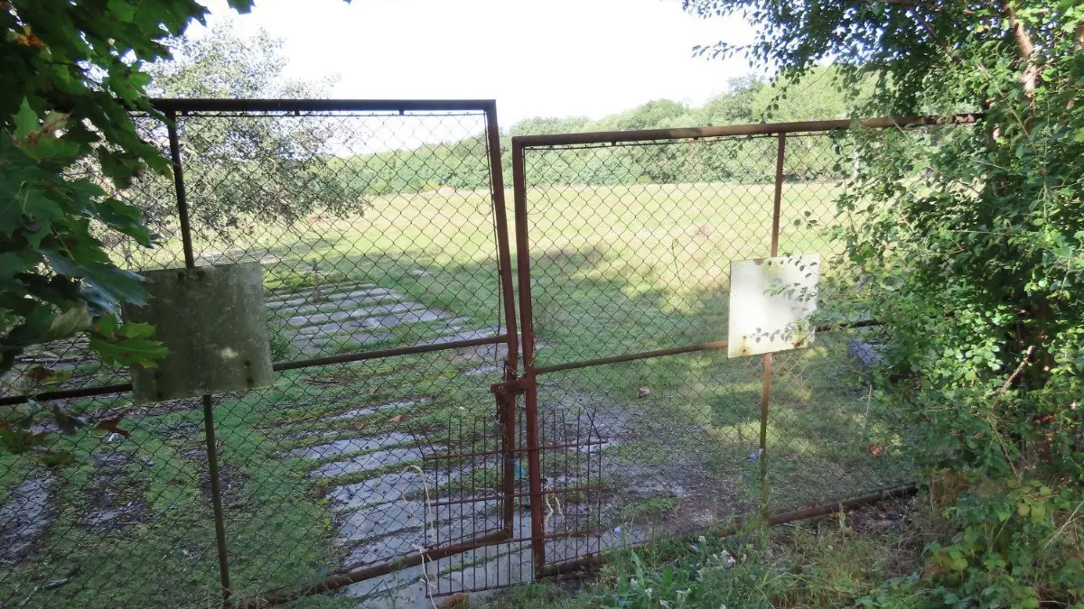 Festverschlossen sidn die verrosteten Tore der Industriedeponie in Pulsberg. Doch wenn das Grundwasser nach dem Kohleausstieg wieder ansteigt, geht von dieser Deponie eine Gefahr aus.
Brandenburg, Spremberg Pulsberg: Deponie Pulsberg: Festverschlossen sidn die verrosteten Tore der Industriedeponie in Pulsberg. Doch wenn das Grundwasser nach dem Kohleausstieg wieder ansteigt, geht von dieser Deponie eine Gefahr aus.