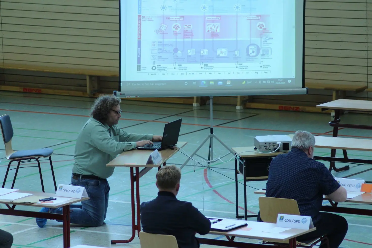 Mit vollem Körpereinsatz bringt Weißwassers Oberbürgermeister Torsten Pötzsch die Präsentation im Stadtrat in Gang.