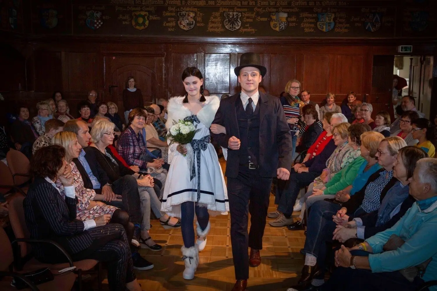 Die Mode der Spreewald-Designerin  Sarah Gwiszcz ist besonders und eine Augenweide. Die Modenschau zur Eröffnung der Ausstellung im Lübbener Schloss hat viel Beifall bekommen.