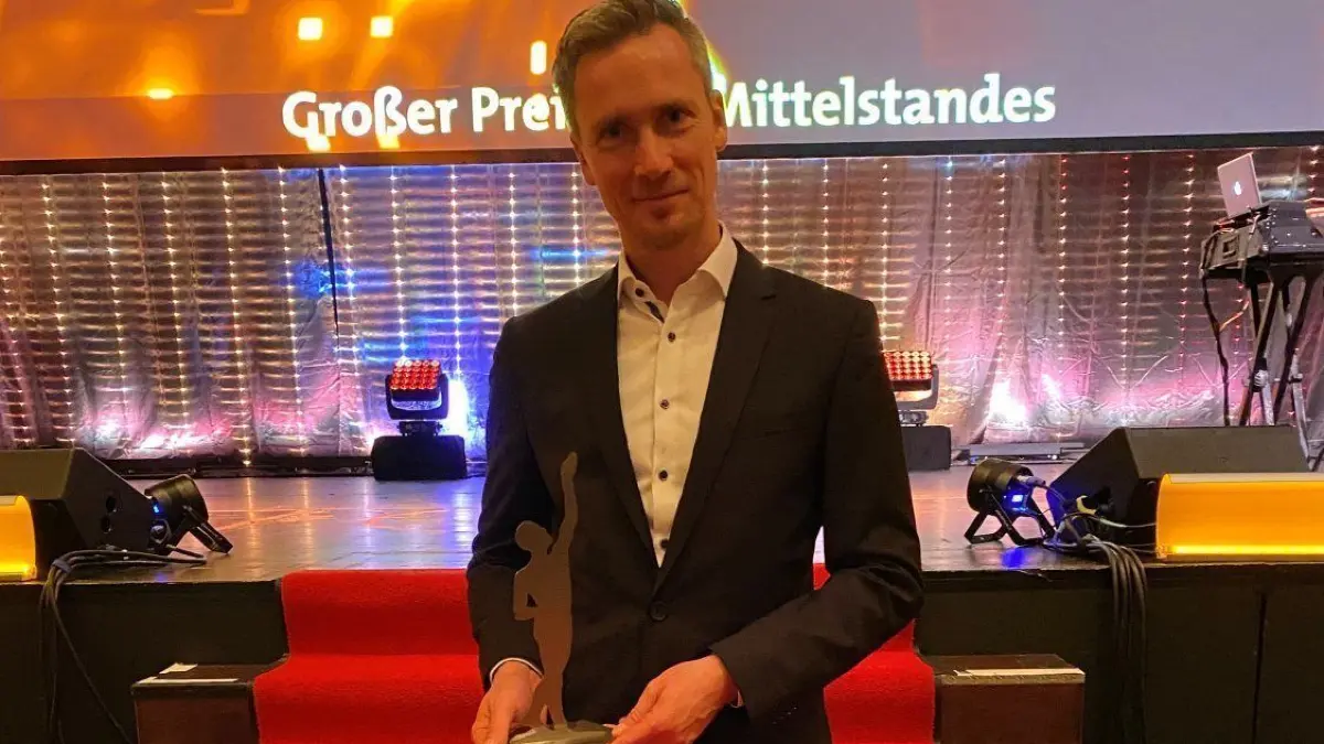 Am 18. September konnte Mathias Mende in Würzburg die Auszeichnung für seine Firma entgegennehmen.
Großer Preis Mittelstand Matthias Mende Frame Design