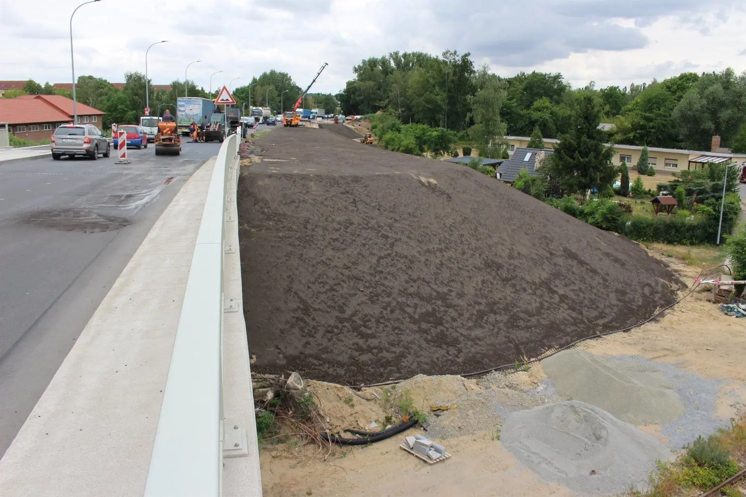 Am Montag und Dienstag Baustellenstau in beiden Richtungen auf der neuen Bahnüberführung in Elsterwerda. Nicht nur Linienbusse verspäteten sich. Auch Rettungswagen mit Blaulicht steckten fest.