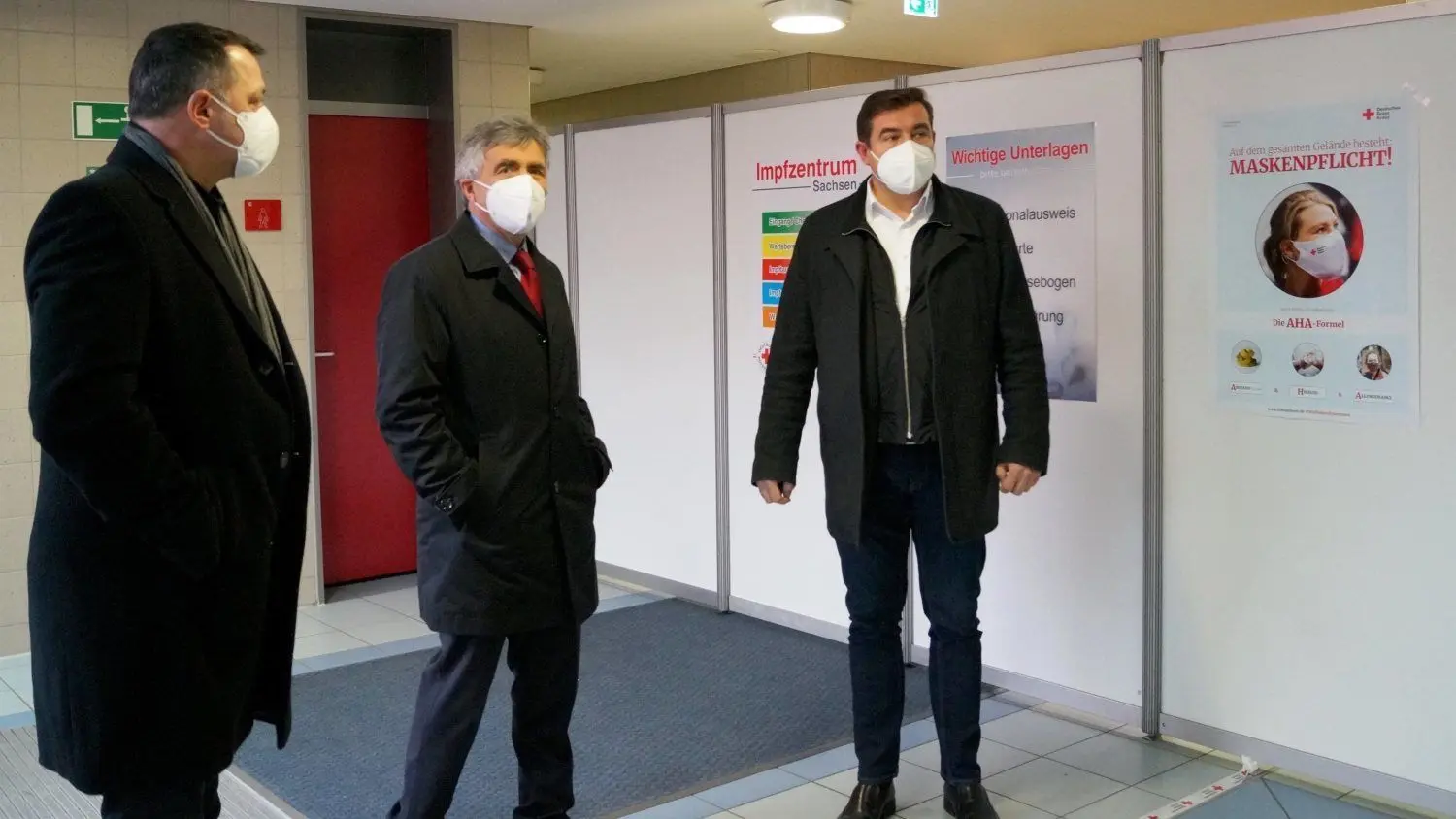 Kamenz: Zum Start der Impfzentren haben Landrat Michael Harig (Mitte) und Vize-Landrat Udo Witschas (l.) am Montag mit DRK-Geschäftsführer Peter Mark in Kamenz das Impfzentrum für den Landkreis Bautzen besucht.
