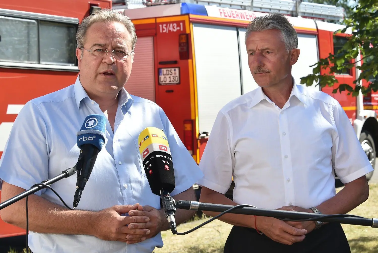 Aus einem 30 000 Liter fassendem Faltbehälter werden Löschfahrzeuge und Hubschrauber beim Großbrand in der Lieberoser Heide betankt.