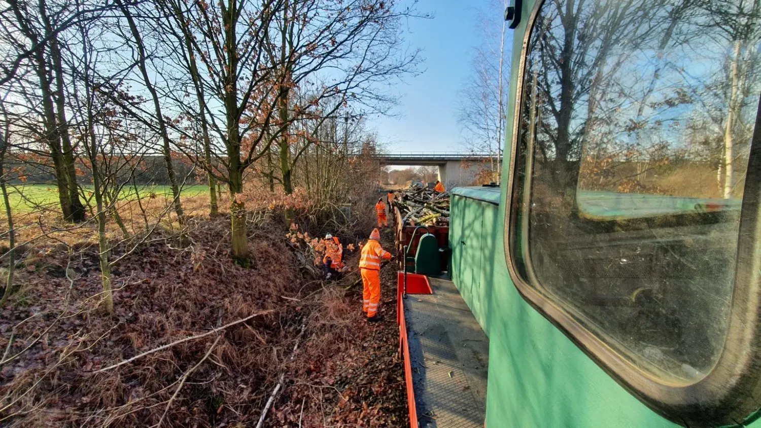 Mitglieder der Niederlausitzer Eisenbahnfreunde waren auf einem ersten Arbeitseinsatz im neuen Jahr beim Freischnitt der alten Eisenbahnstrecke zwischen Luckau-Uckro und Lübben dabei. Der Verein hat auch sonst viel vor in diesem Jahr.