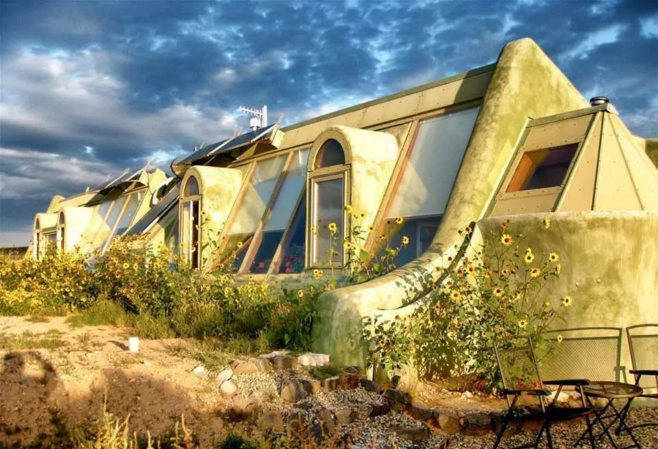 Eine mögliche Antwort auf die Energiekrise: der Erdschiff-Bautyp kommt ohne Heizung oder Klimaanlage aus. Eine Machbarkeitsstudie soll klären, inwiefern ein Earthship die Gemeinde finanziell entlasten würde. Foto: Jenny Parkins/flickr.com