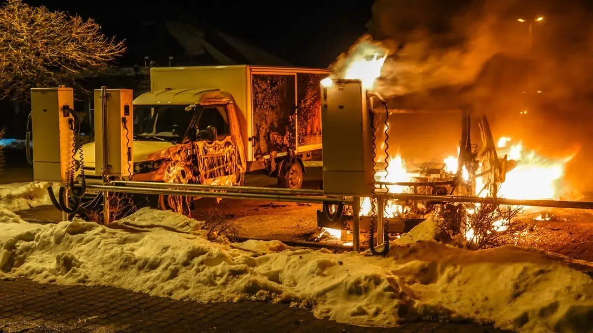 Ein Elektroauto der Post brennt auf einem Parkplatz in Bad Liebenwerda ab. Das daneben stehende wird erheblich beschädigt.
Ein Elektroauto der Post brennt auf einem Parkplatz in Bad Liebenwerda ab.