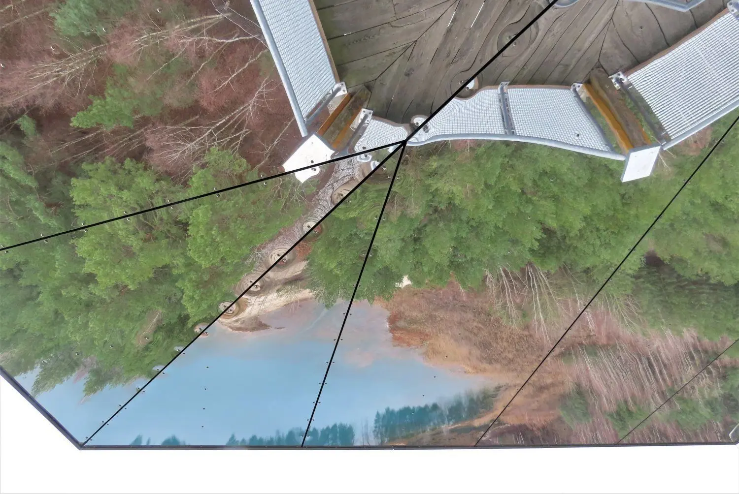 Das neue Dach des Aussichtsturms am Felixsee ist eine echte Bereicherung: Im Metall der Unterseite spiegelt sich die Landschaft des Faltenbogens.