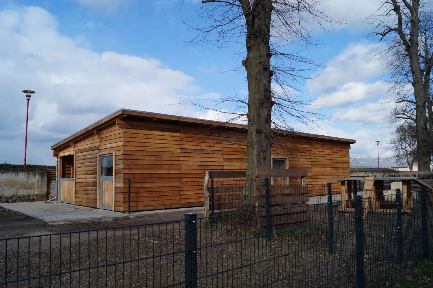 Das neue Stallgebäude im Dahmer Tierpark ist fertig gestellt. Sobald die Bauabnahme erfolgt ist, ziehen Ziegen und Co dort ein.