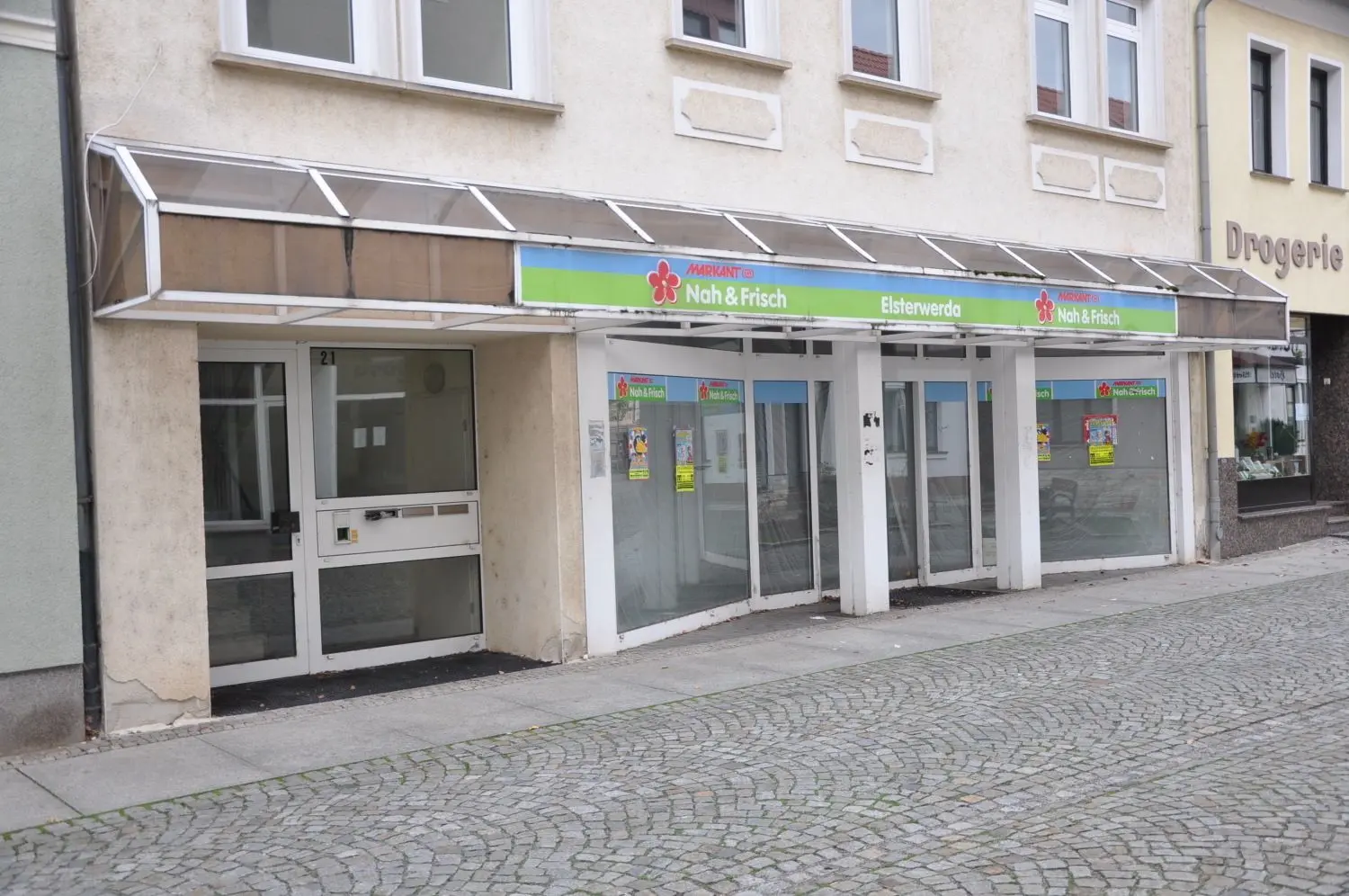 Immer mehr Geschäfte schließen oder sind bereits länger geschlossen in der Innenstadt von Elsterwerda - der Lebensmittelmarkt in der Fußgängerpassage ist bereits länger geschlossen