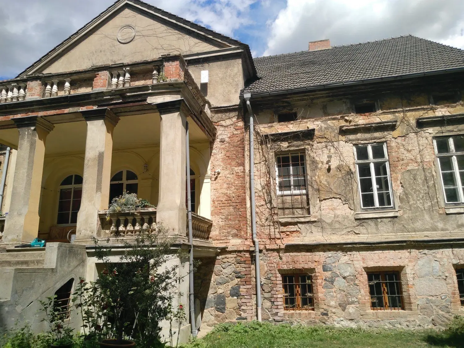 Das alte Gutshaus von Groß Mehßow vom Garten aus betrachtet. In historischen Dokumenten finden die neuen Besitzer immer häufiger die Bezeichnung "Schloss" Groß Mehßow. Früher war das Haus ziegelrot und der Sockel steinsichtig. Dr. Silke Luplow will diese Farbgebung während der Restaurierung auch wieder herstellen.
