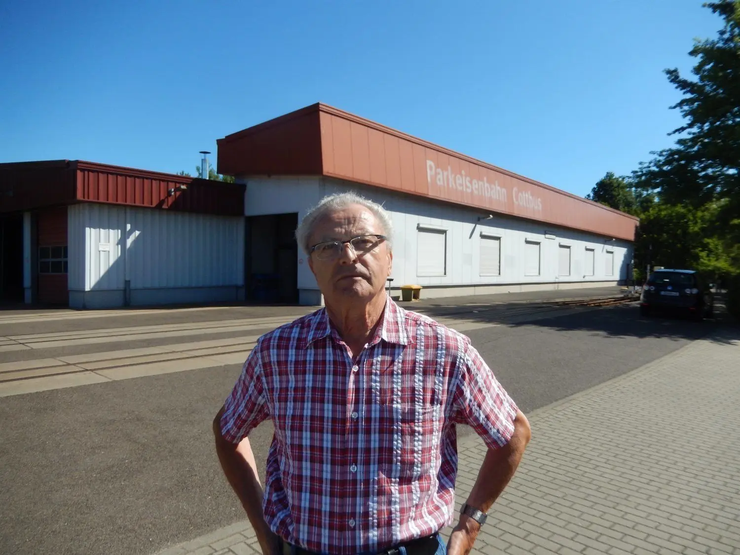 Klaus Gabbey, Teilnehmer der RUNDSCHAU-Sommertour, vor der Werkstatt der Parkeisenbahn Cottbus.